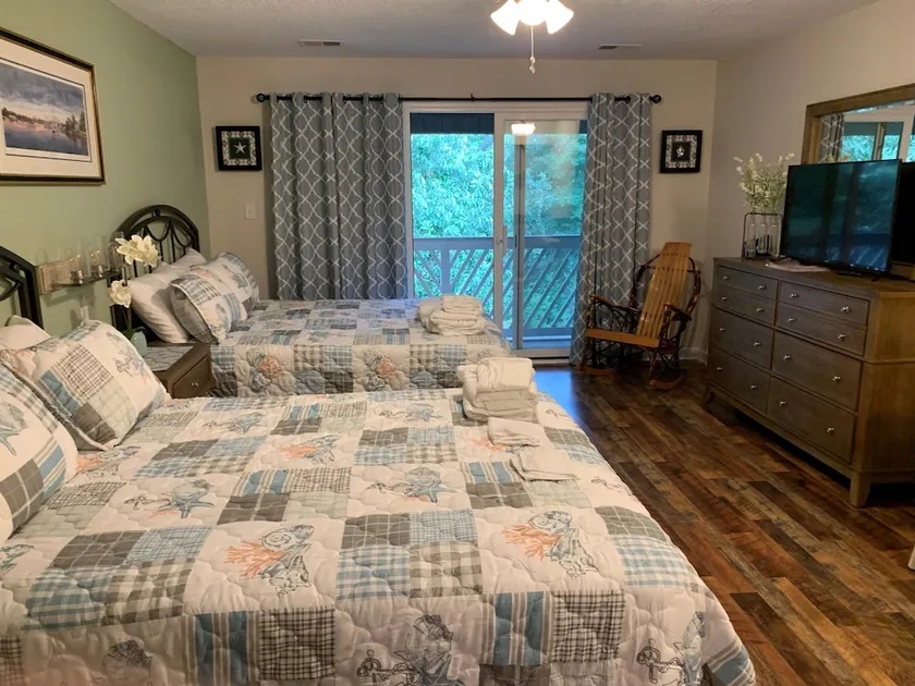 RELAXING RETREAT ALONG THE BANK OF THE JAMES RIVER! - Image 1