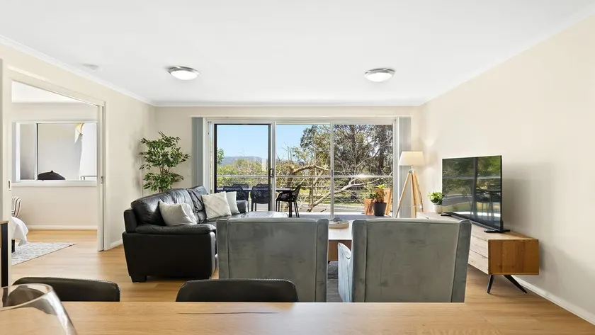 Beautiful renovated Boardwalk Apartments Unit Eleven - Image 1