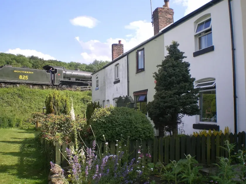 Character Cottage in erstaunlicher Lage von Steam Trains-Check NYMR Fahrplan - Image 1