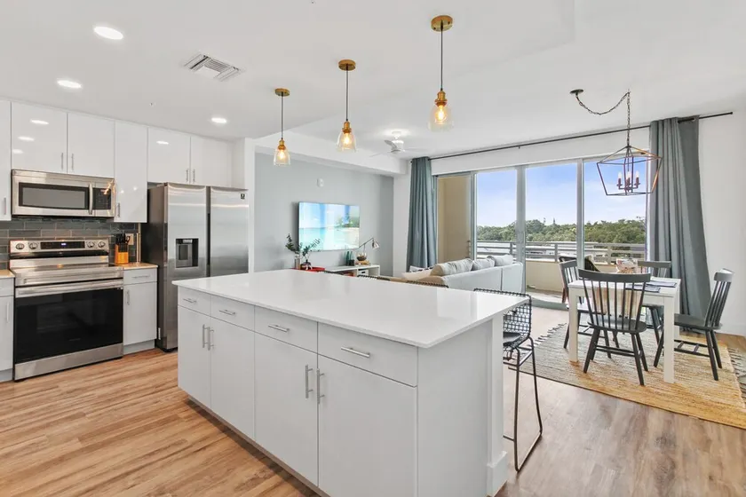 The Strand 521 - Luxury Top-Floor Suite - Breathtaking Bay Views - Pool & Spa - Image 1