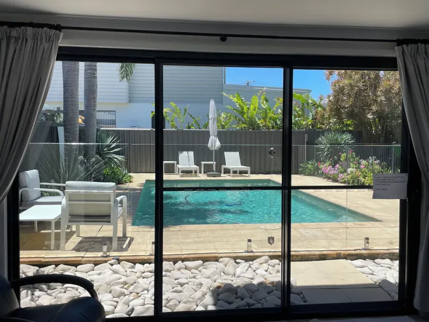 Poolside self contained unit walk to beach - Image 1