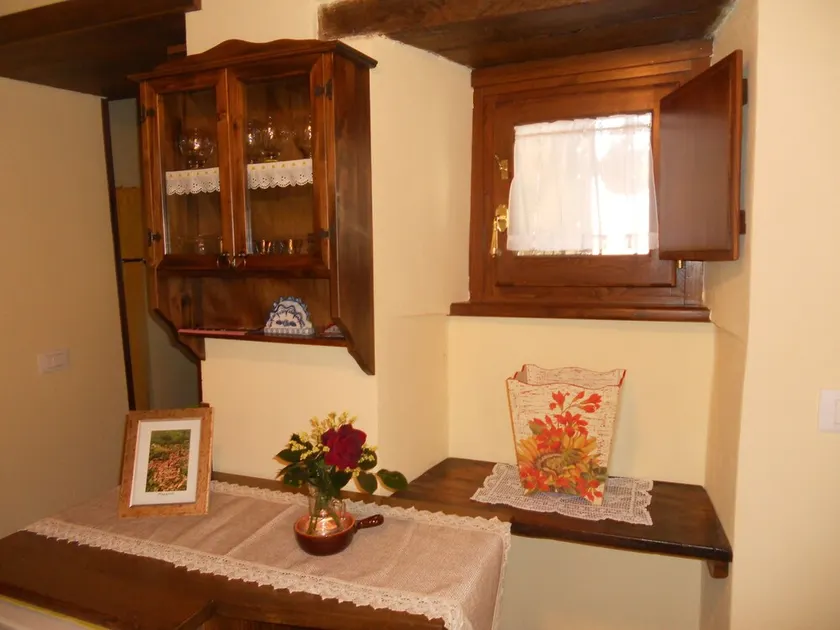 Pequeña villa de piedra con jardín en un pueblo de montaña característico. - Image 1