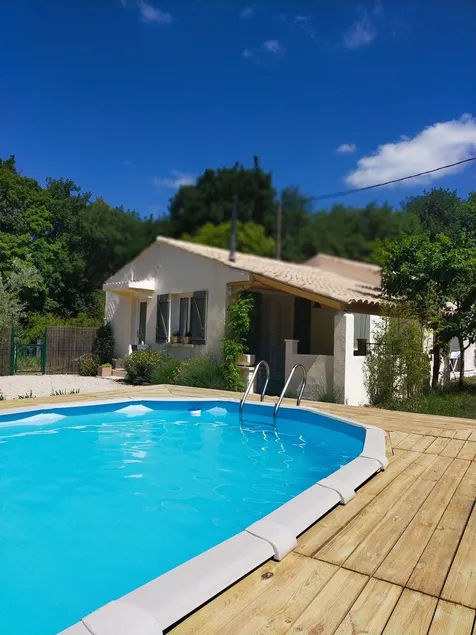 VILLA IN DER NATUR MIT POOL - Image 1