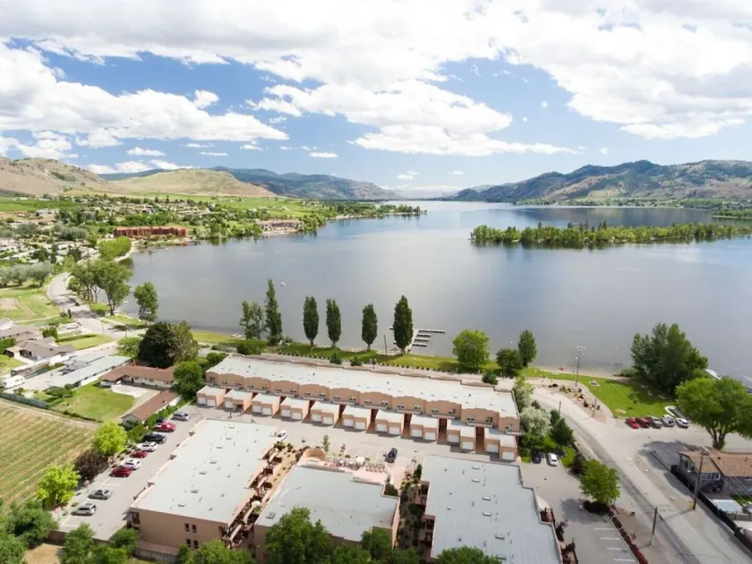LAKEFRONT- 3 bdrm Townhome #108  Amazing Osoyoos Chris - casadeloro108@gmail.com - Image 1