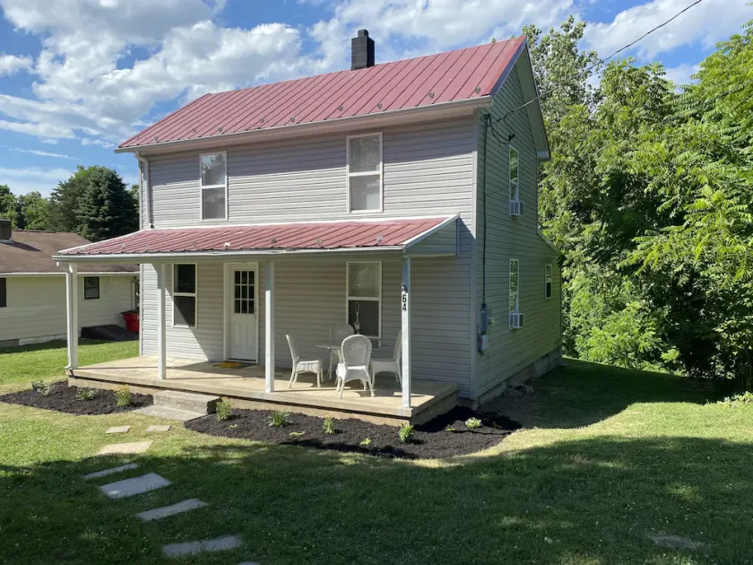   Farmhouse  Retreat Sleeps 6, Yard for Tents, Near River + C&O Canal - Image 1
