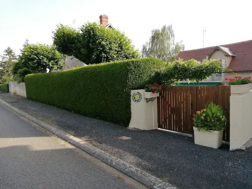 Gîte Confortable à Saint-Hilaire-sur-Benaize avec Jardin Clos et Terrasse - Image 1