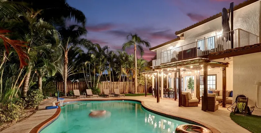 Modern house w heated pool game room - Image 1
