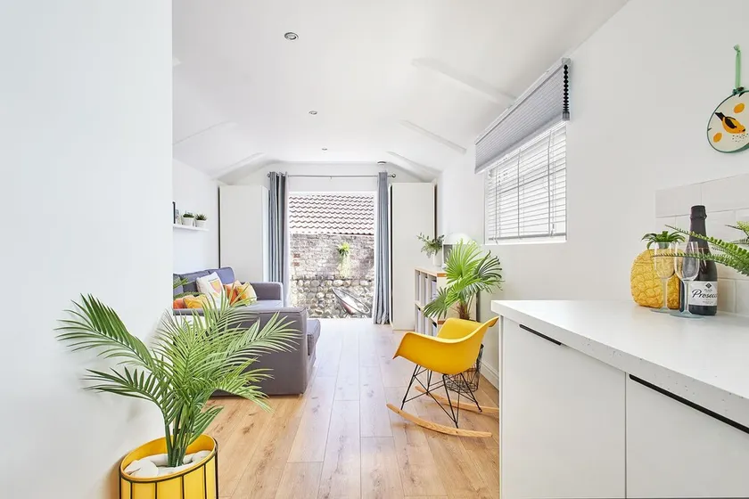 Host & Stay - Sunnyside Studio - Image 1