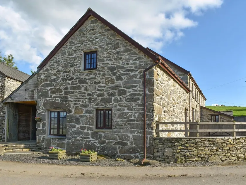 2 bedroom accommodation in Cwm Cyfnal - Image 1