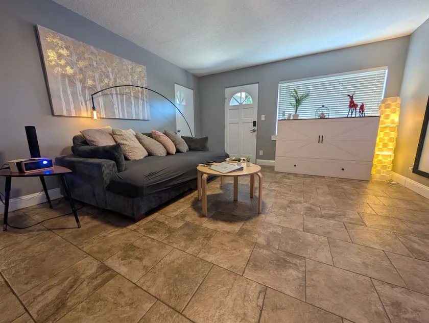Charming Retreat: Projector & Pool Table - Image 1