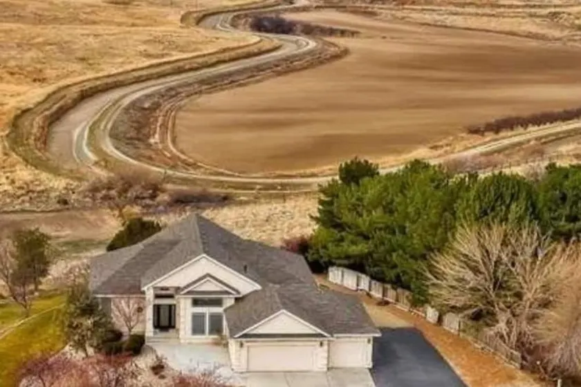 Sunset Hills1600 sq. ft. lower-level apt.<br>(3 bedrooms, 2 king beds) - Image 1