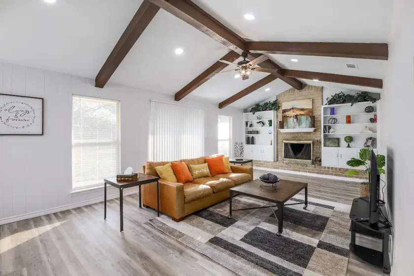 Cozy, modern farm style home ~ great central location! - Image 1