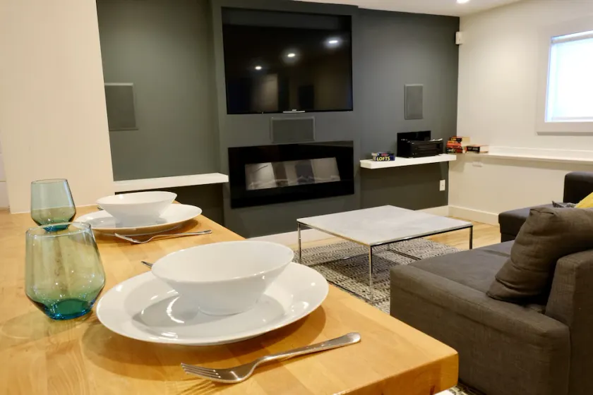 Modern & Charming 3BR Suite in Character Home - Image 1