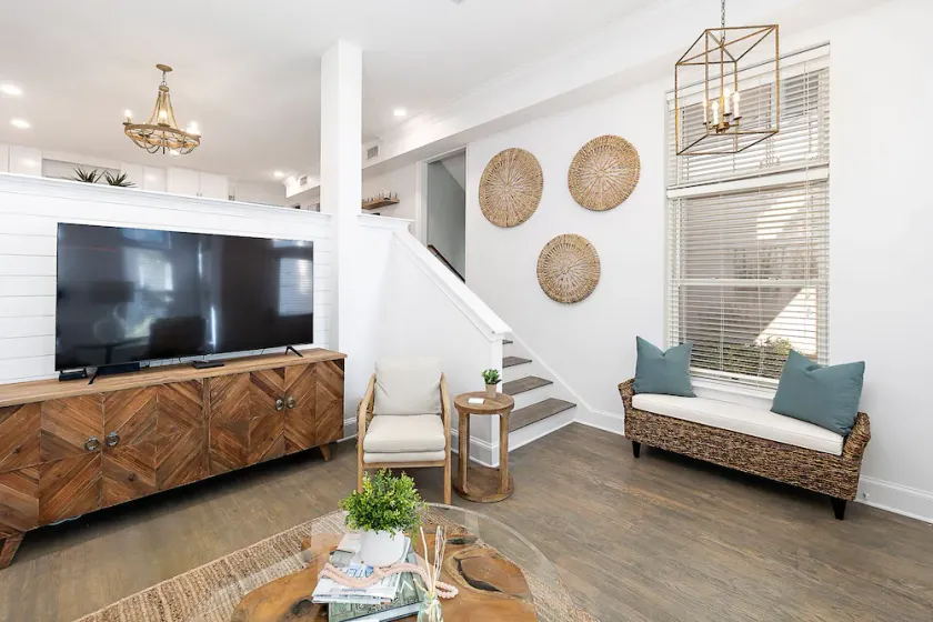 Coastal Crush: 4BR Getaway | Walk to Beach, Dining & Village Nearby - Image 1
