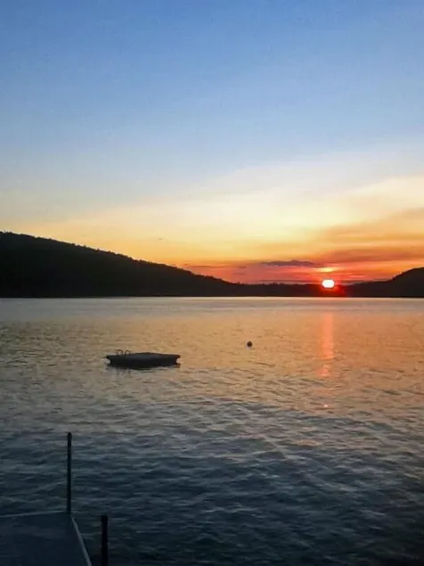 Happy Place On Lake Sunapee - 10 minutes from the ski resort - Image 1