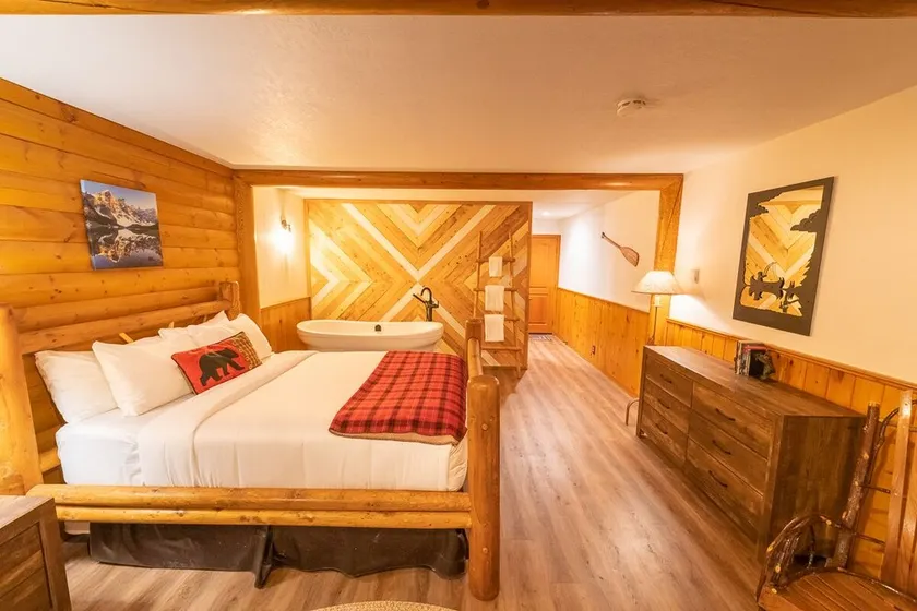 Baker Creek | Jacuzzi Suite - Image 1