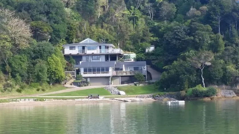 Water's Edge Holiday Home - Image 1