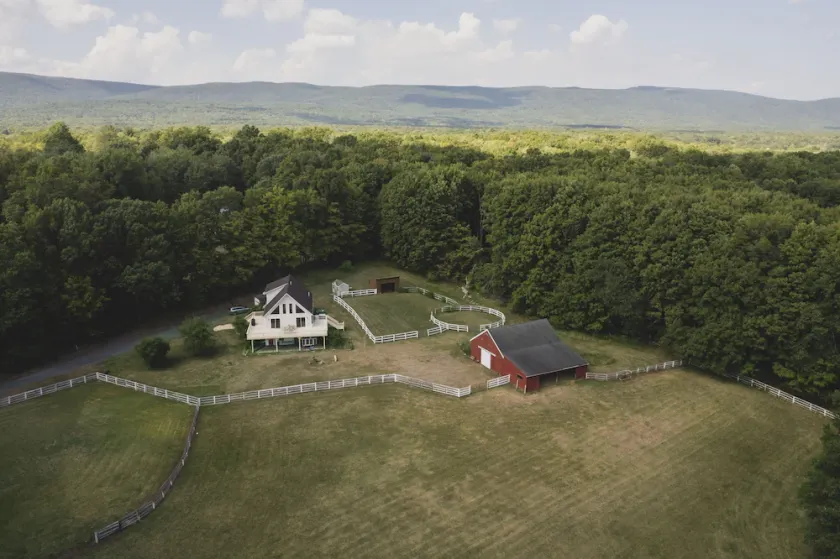 Modern 5 Acre Farm Retreat with Game Room, Views, Privacy, and Proximity! - Image 1