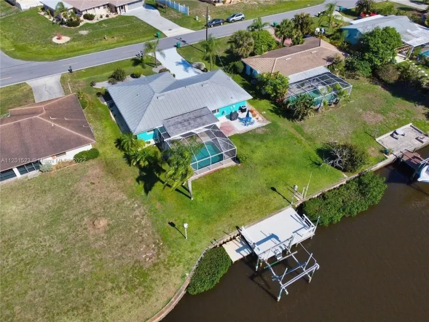 'Fully Updated and New' Waterfront Pool home with boat lift in paradise  - Image 1