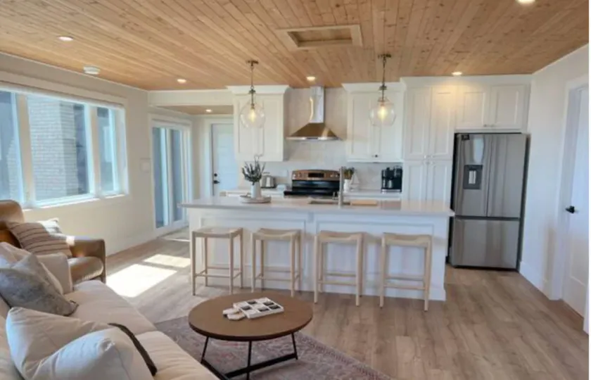 Cozy Lake Front ‘Tiki’ Cottage - Image 1
