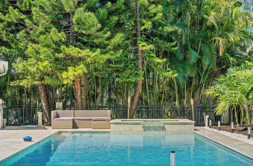 Newly renovated classic villa in exclusive neighborhood. - Image 1