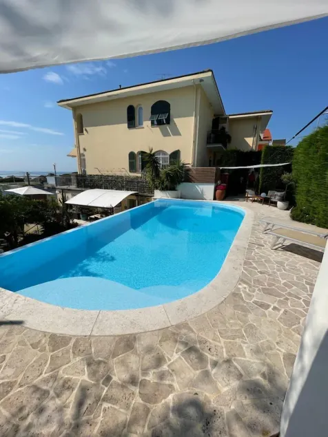 Luxury apartment with private swimming pool and park - Image 1