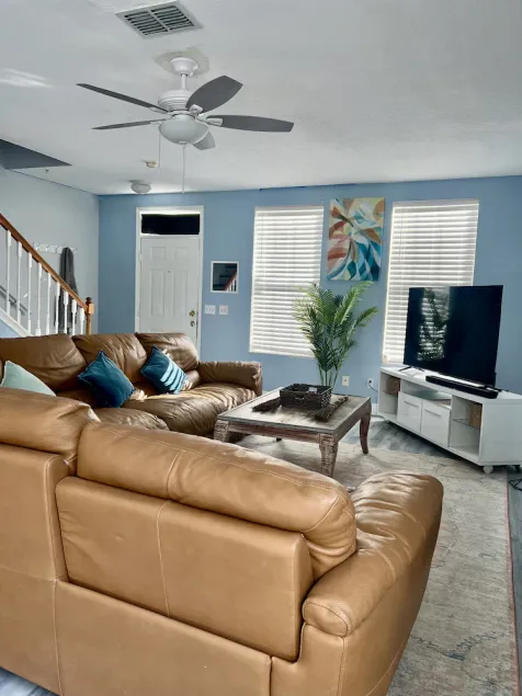 newly renovated, three-bed stylish town house walking distance to camping world - Image 1