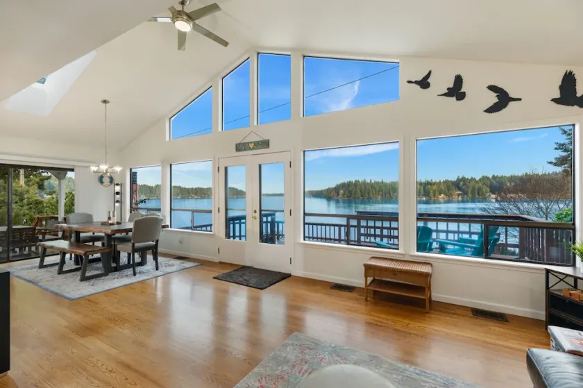 Beautiful Waterfront Getaway - Image 1