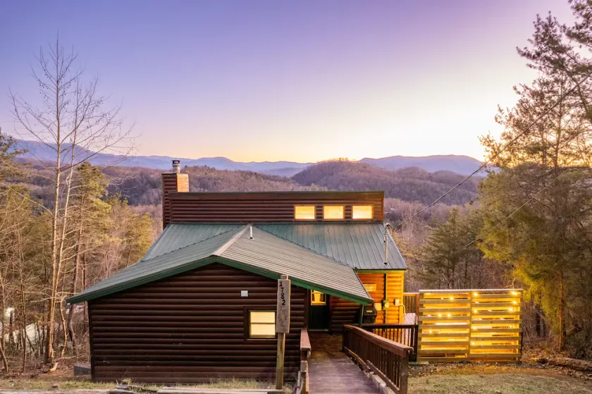 STUNNING SMOKY MOUNTAIN VIEWS! Hot Tub! Games! Close to Dollywood and Parkway! - Image 1