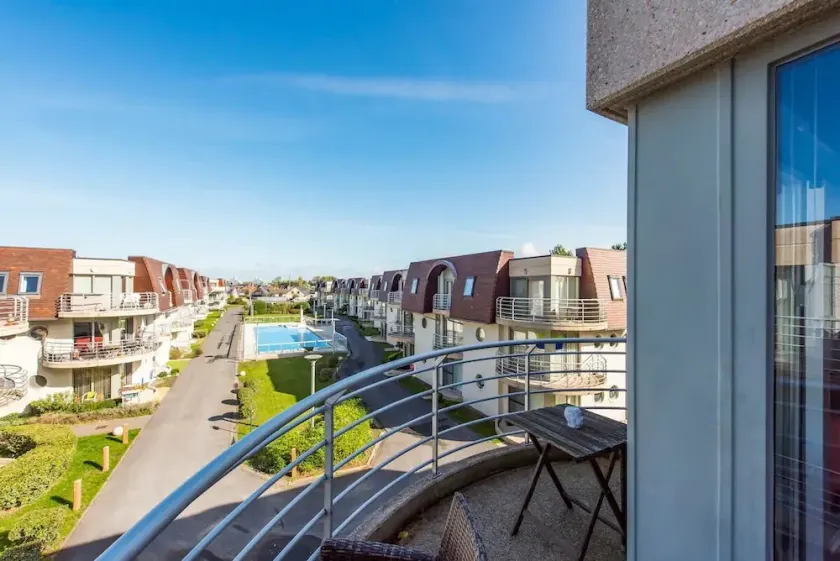 Modern Apartment with Terrace & public Pool - Image 1