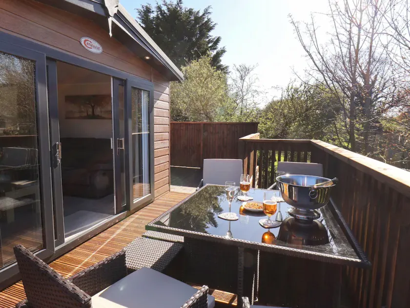 MARIGOLD LODGE, pet friendly, luxury holiday cottage in Staithes - Image 1