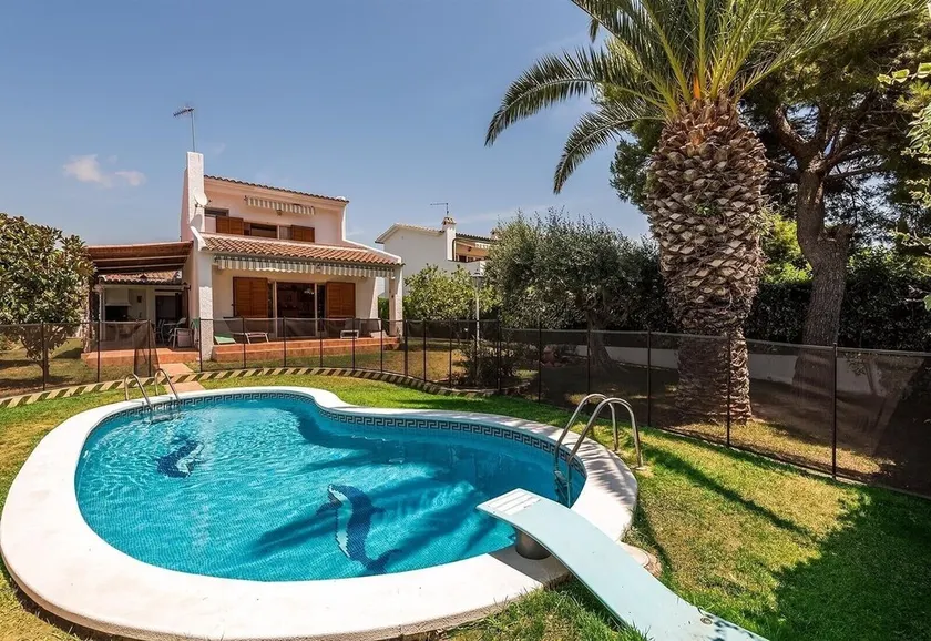 Pet-Friendly Villa 100m from the Beach with Pool & Wi-Fi - Image 1
