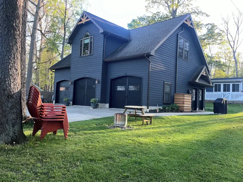 Gorgeous cottage on Silver Lake.  Golfing, boating, hiking and more! - Image 1
