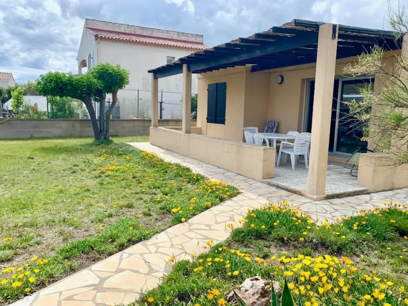 House with garden - Image 1
