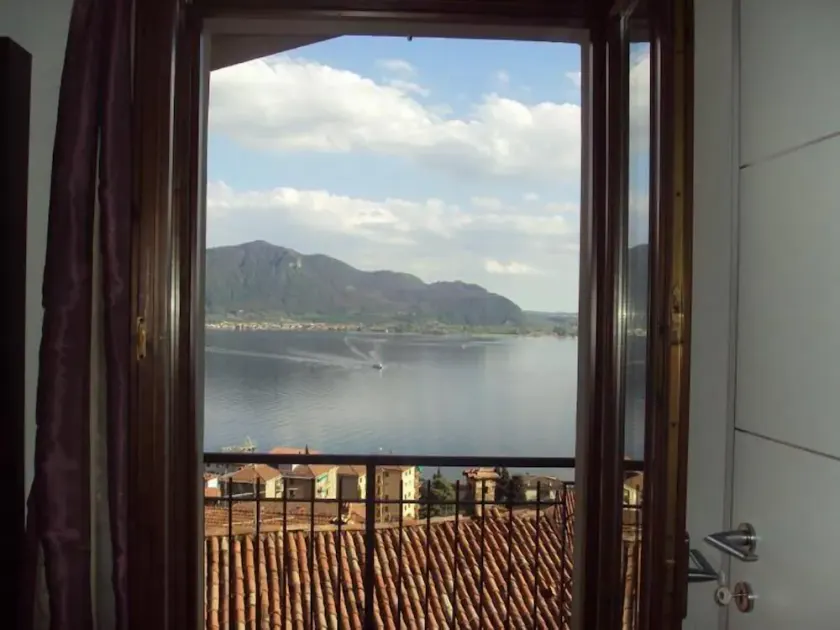 Casa de pedra com uma vista espetacular do lago Iseo - Image 1