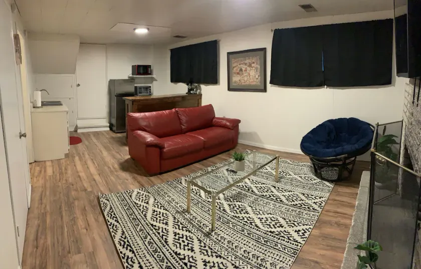 🔆 Entire 1 bedroom Suite w/ large yard, 🐶 welcome - Image 1