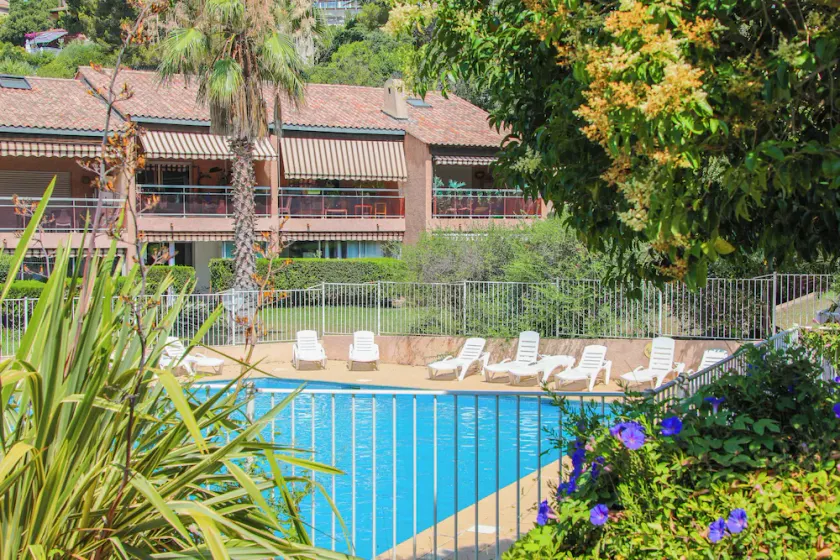 Charming T2 apartment near the sea - Residence with trees and swimming pool - Image 1