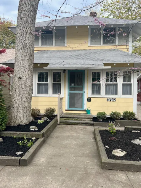 Lovely Lakeside Cottage! Sleep 11, easy parking, linens included! Book 2026 Now! - Image 1