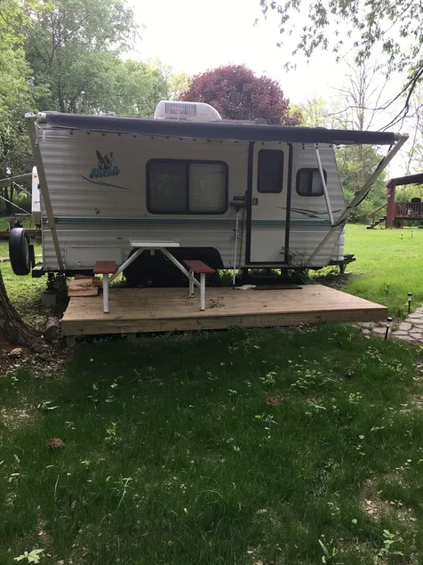 Small camper in the country - Image 1