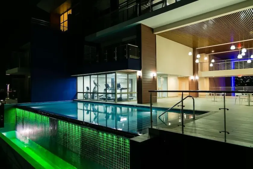 Apartment with roof top pool - Image 1