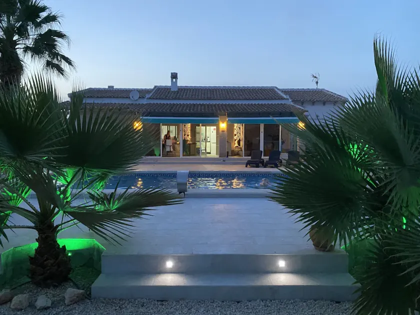 Villa moderne avec grand jardin et piscine sur la Costa Blanca près de la mer - Image 1