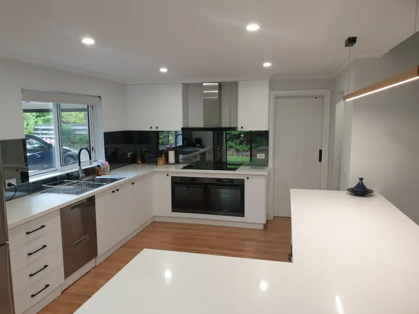 Spacious house 2 min walk from town and backs onto Ovens River - Image 1
