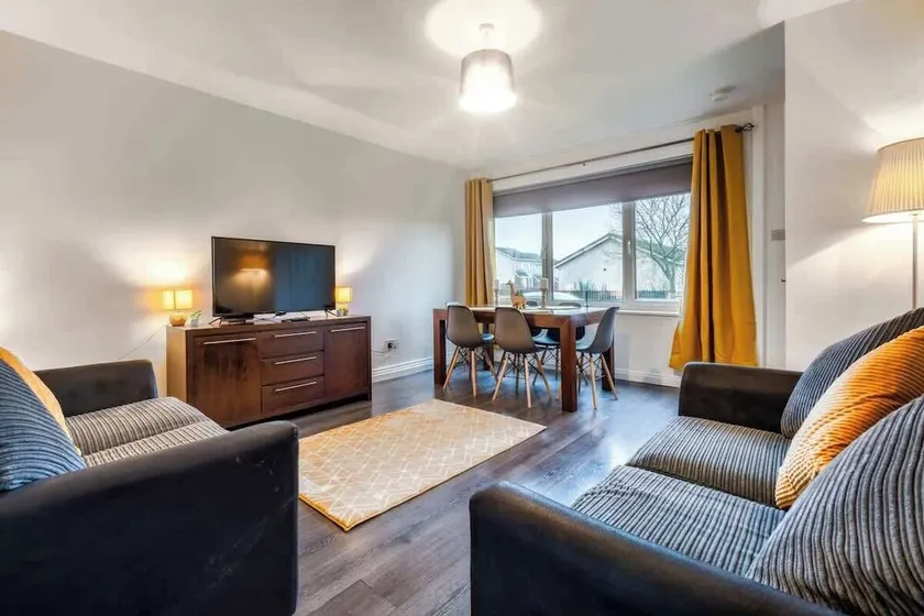 Balloch House  3 Bed in Shotts Close to Motorway - Image 1