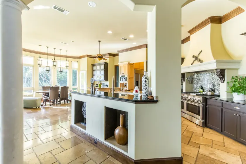 Mini-Villa In Dallas Hill Country - Image 1
