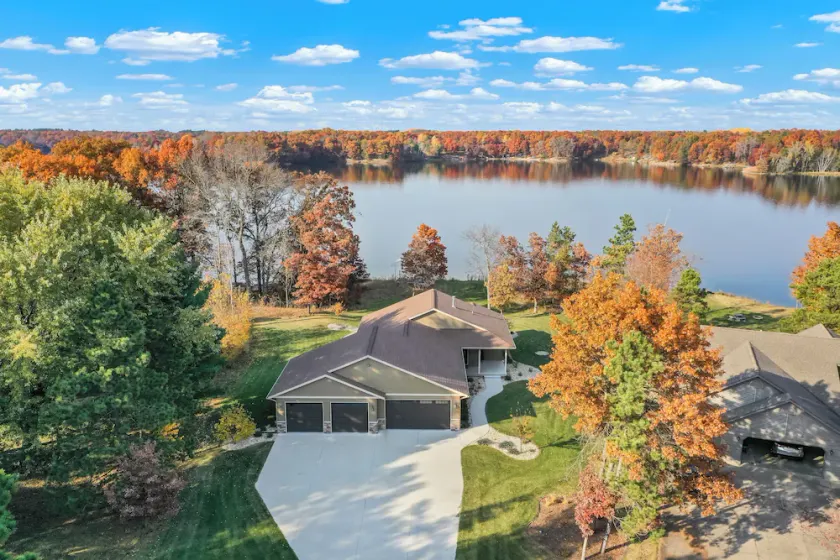 Brand New 2021 4 BR + den Lake House minutes to world class golf.   - Image 1