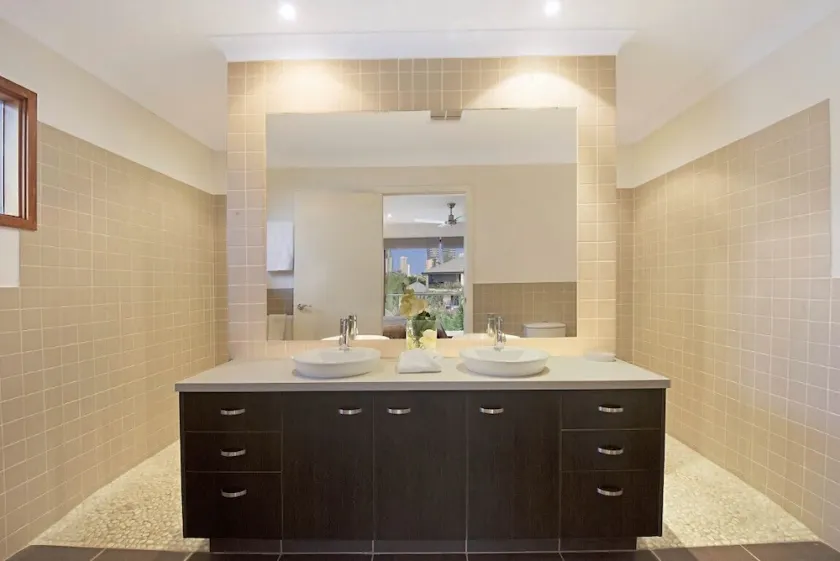 ELITE HOLIDAY HOMES - FLAMINGO KEY À BROADBEACH FANTASTIC VALUE - Image 1
