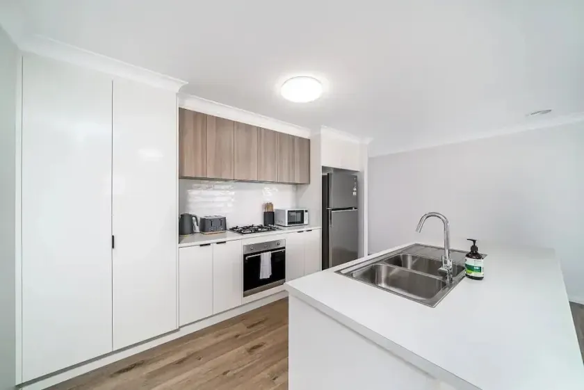 Modern Escape in Quiet Neighbourhood - Image 1
