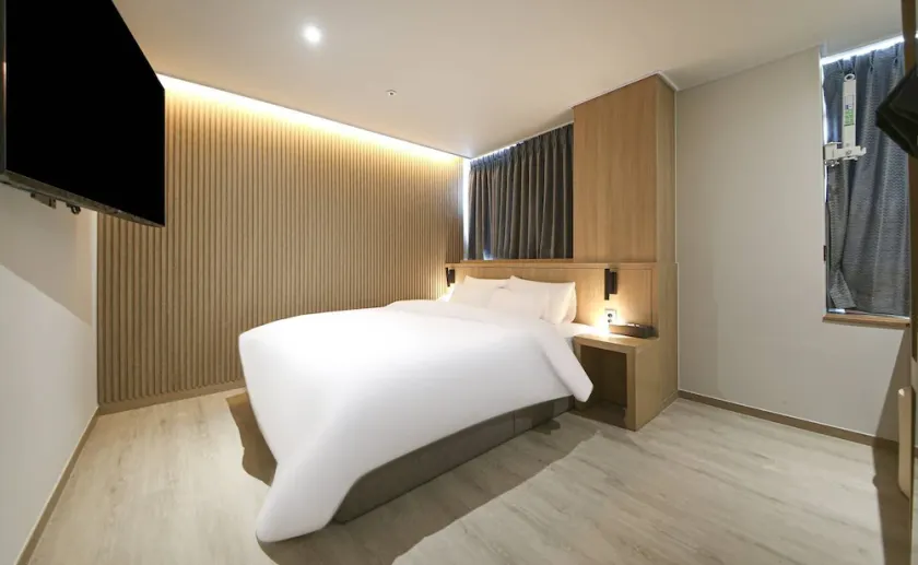 Jecheon Brown Dot Jecheon Stadium Branch - Image 1