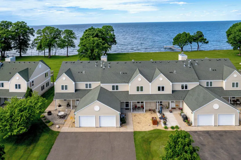 4BR / 3BA Lakeside Townhome, fuldt møbleret, Izatys Resort Unit # 114 - Image 1
