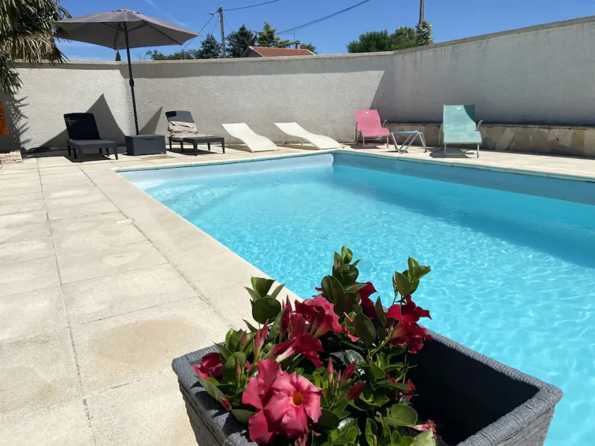 Whole house 8 pl 4 bd near Peaugres zoo with swimming pool  - Image 1